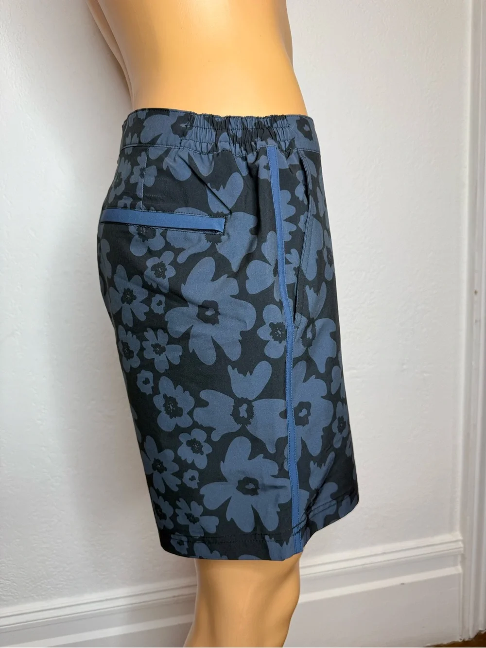 Fair Harbor Sextant Shorts Mens 34 Blue/Black  Trunks Surfing Beach Floral 5.5”